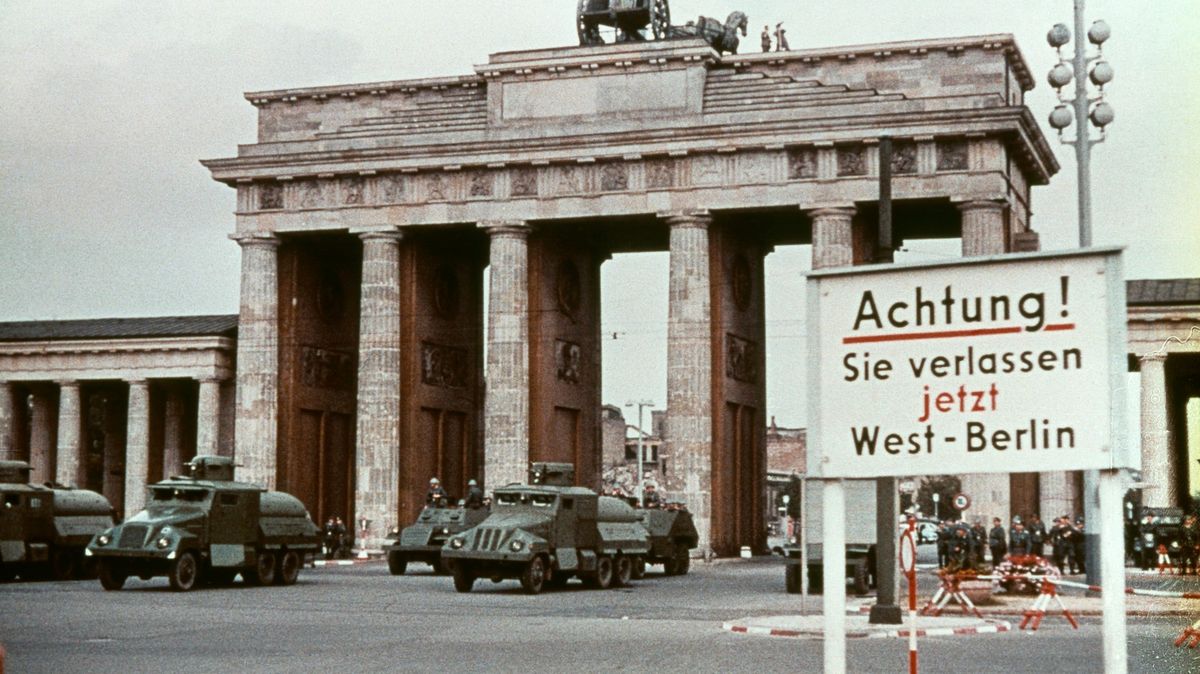 Západní Berlín? Večírky, David Bowie a velmi pevná zeď